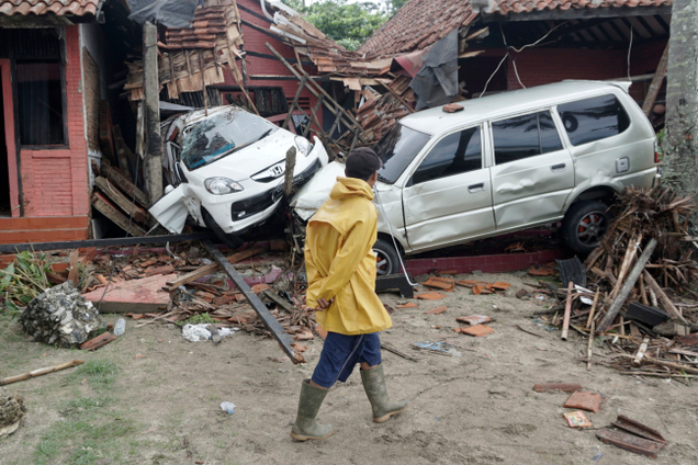 Illustration for article titled Indonesia Tsunami Death Toll Almost Doubles, Rises to More Than 420
